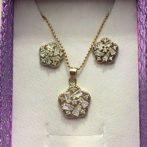 Set: earrings, necklace and pedant!